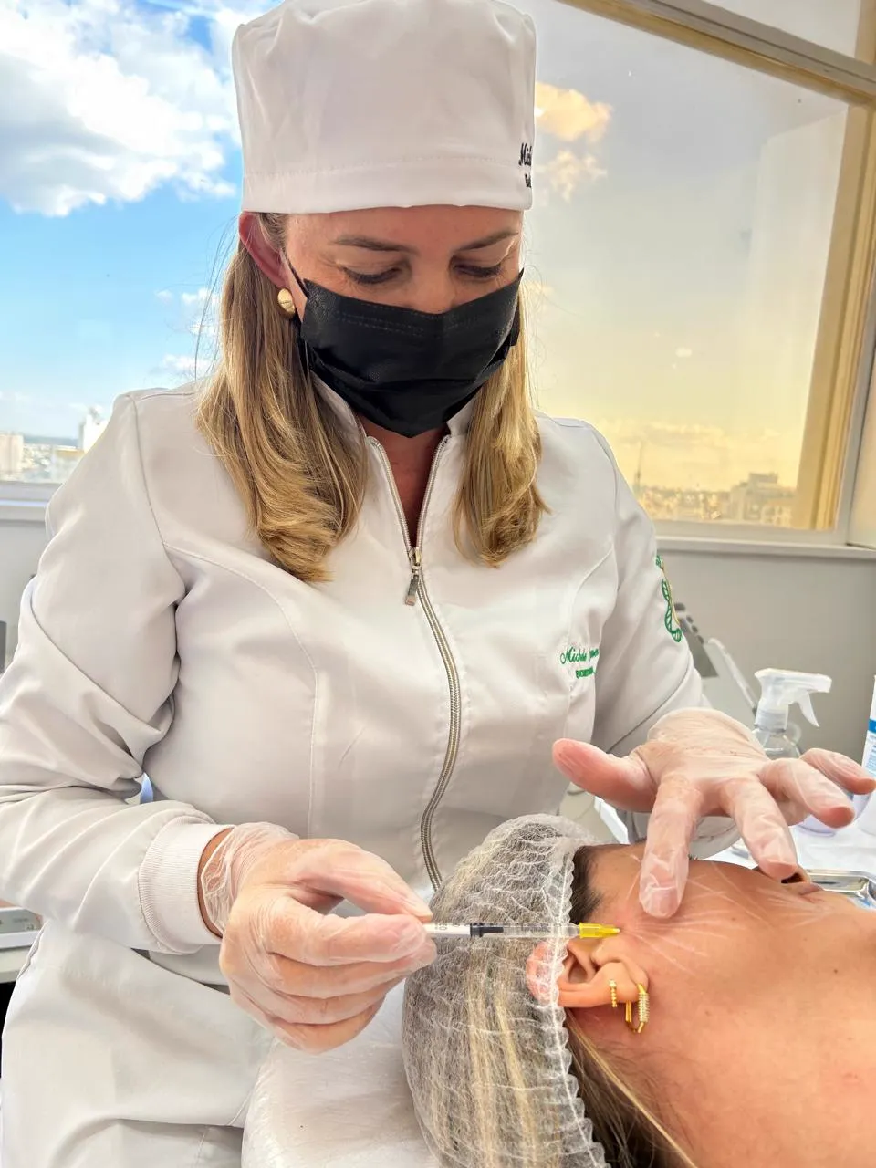 Procedimento estético facial sendo realizado